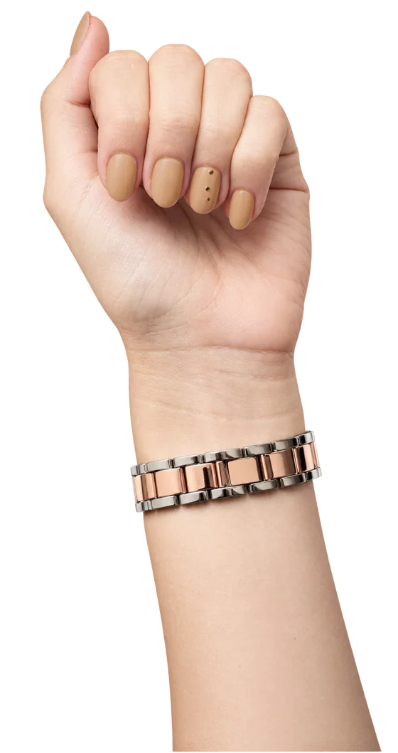 Mano con manicura en tono nude dorado