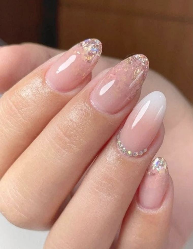 Uñas largas de acrílico en rosa nude con brillos
