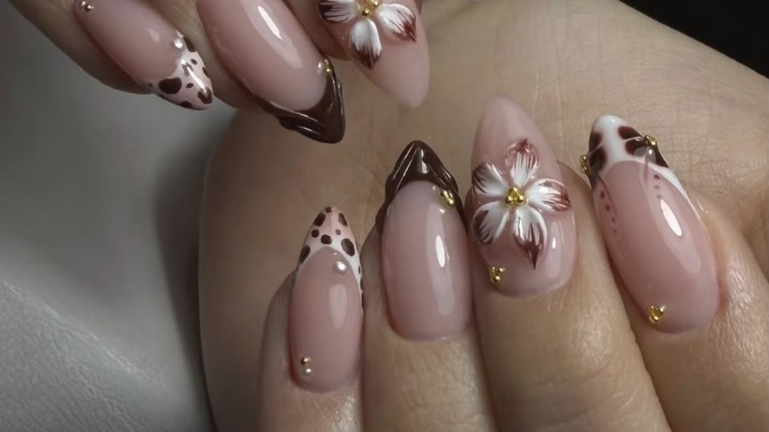 Uñas con flores pintadas a mano y francesa marrón