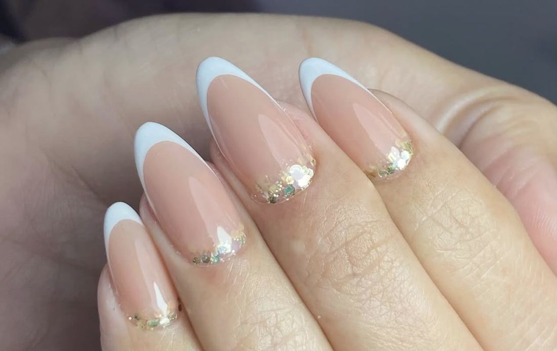 Manicura francesa de gel con brillos dorados