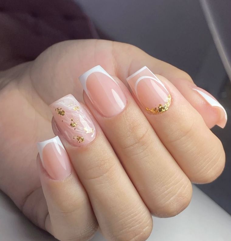 Manicura francesa en uñas cuadradas con láminas doradas