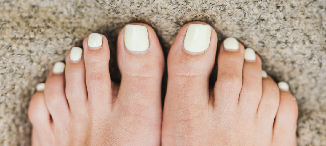 Pedicura con esmalte blanco